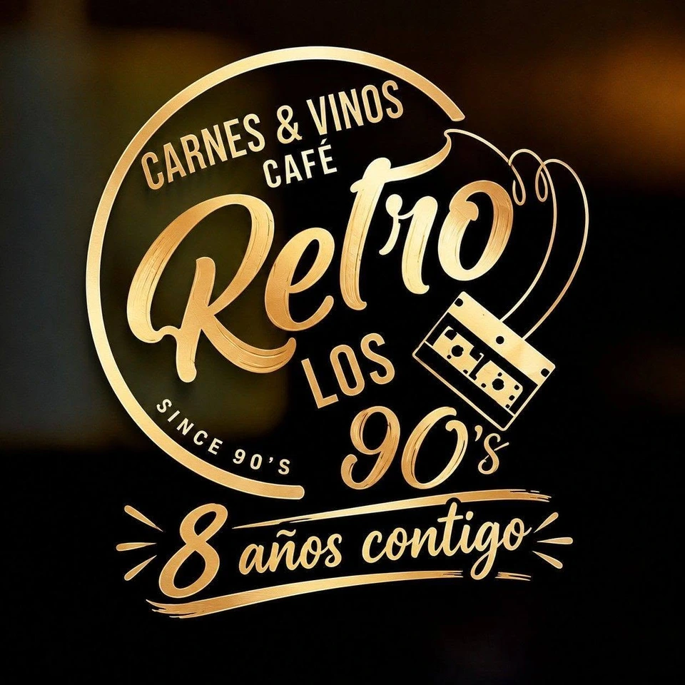 Logo de Carnes y Vinos Café Retro Los 90's, negro y dorado, con un casete